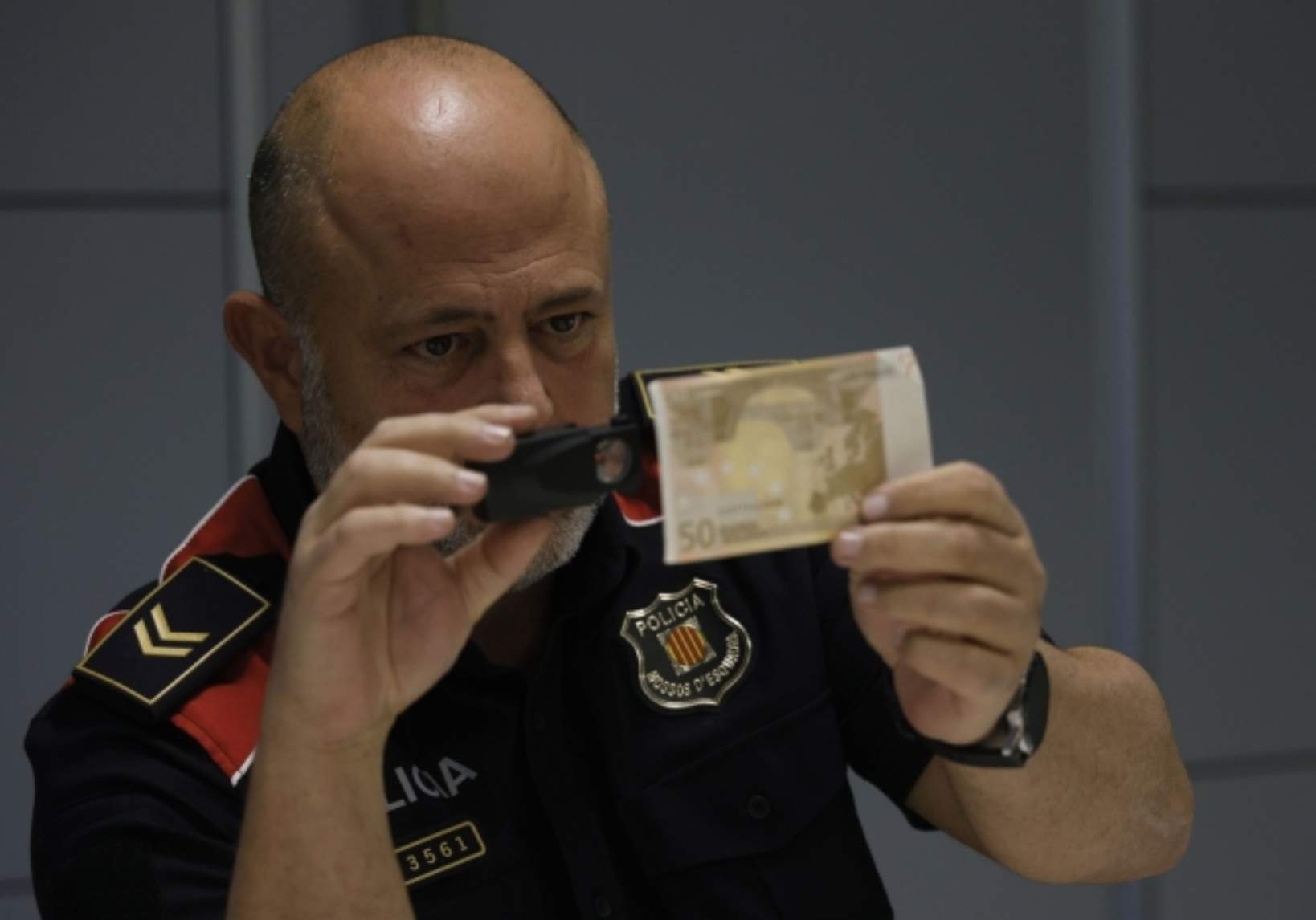 Mosso investigant bitllets falsos / Quique García