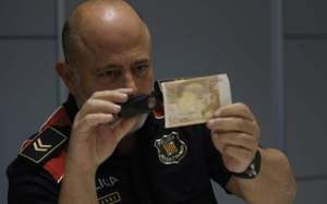 Mosso investigant bitllets falsos / Quique García
