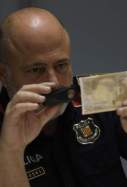 Mosso investigant bitllets falsos / Quique García