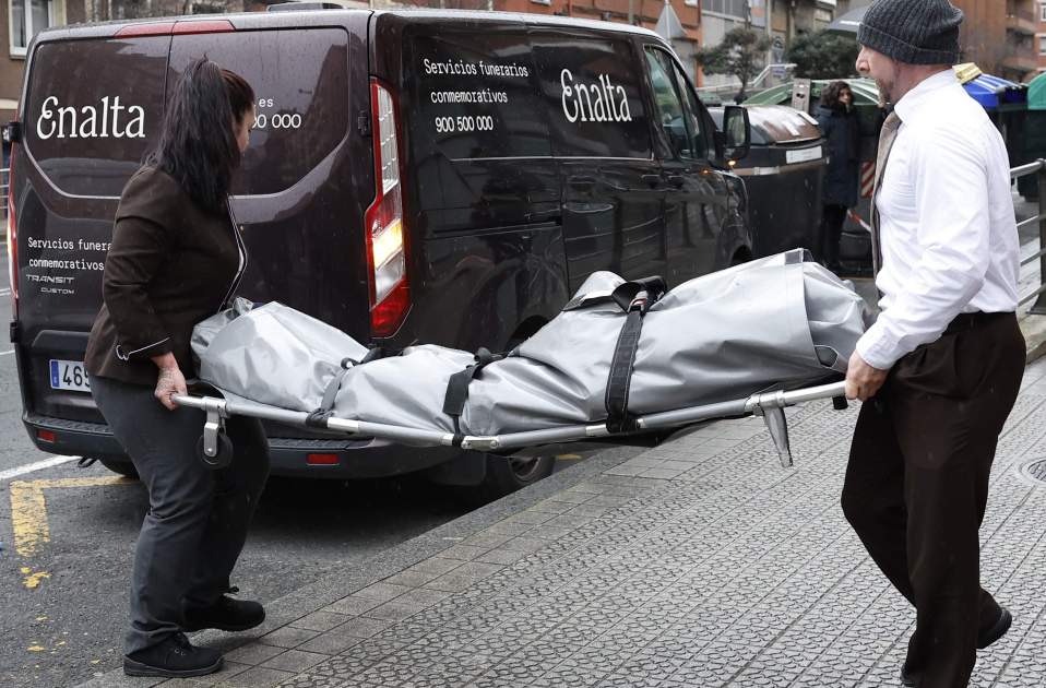 Trasllat del cos de la víctima / EFE - Miguel Toña