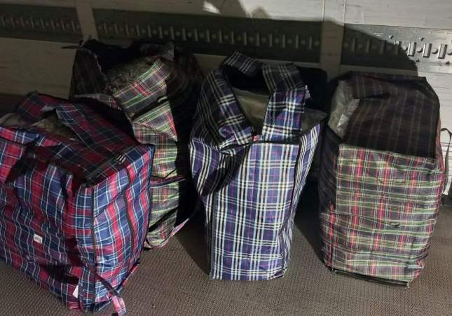 Imagen de las bolsas escondidas detrás del doble fondo del camión / Mossos d'Esquadra