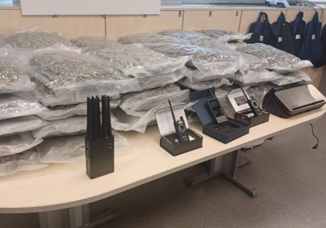 Imagen de los objetos requisados en el camión y la nave / Mossos d'Esquadra