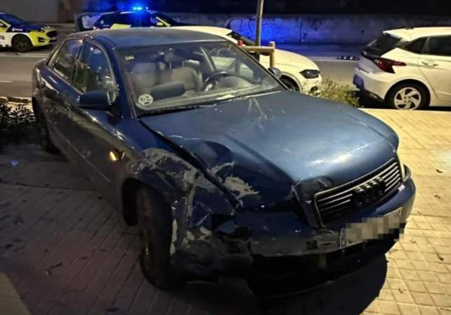Imagen del coche que ha causado el accidente / Guardia Urbana de L'Hospitalet de Llobregat