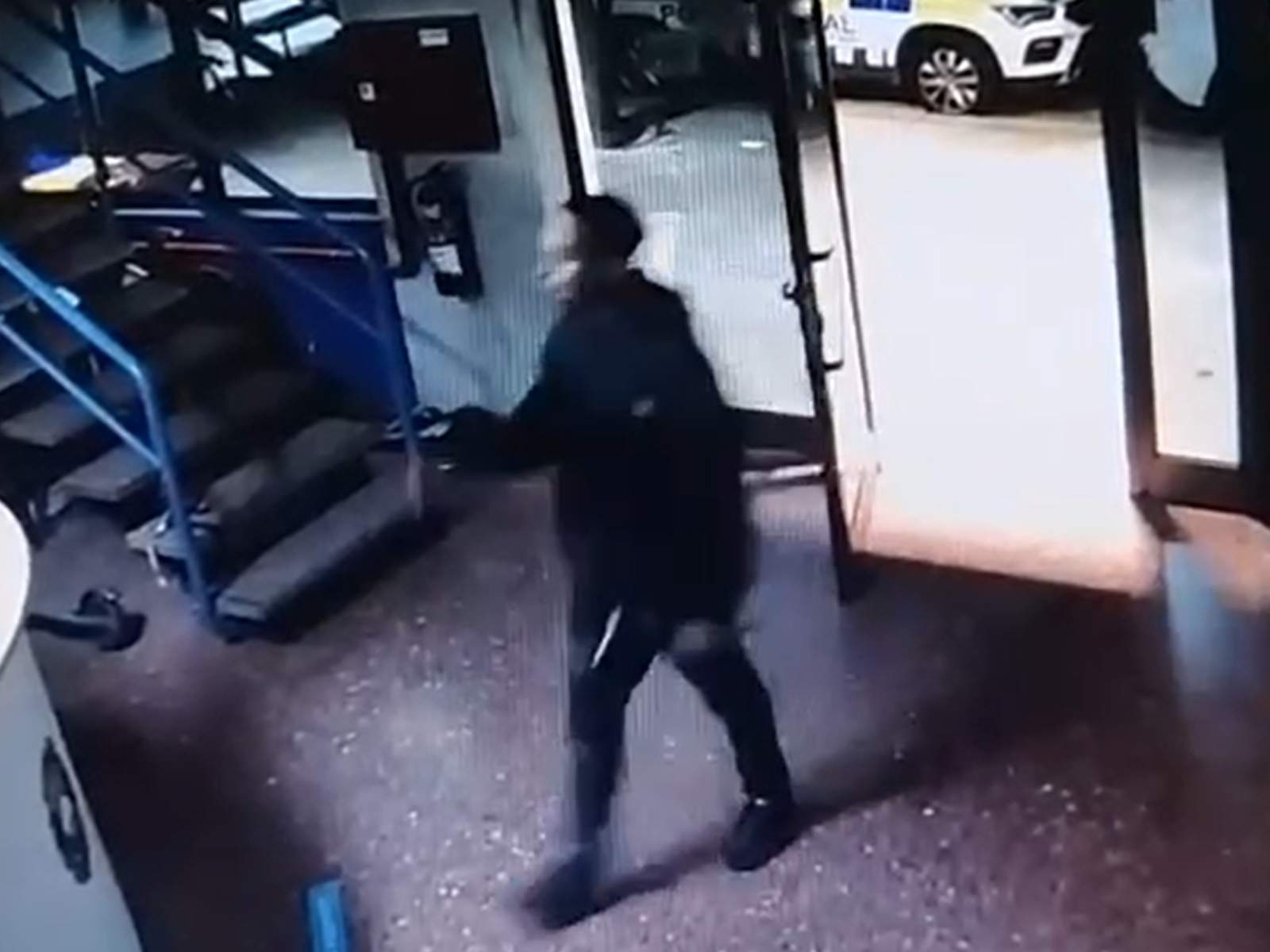 Asalta la comisaría de policía de Premià de Mar armado con dos cuchillos (y entra y sale de los juzgados)