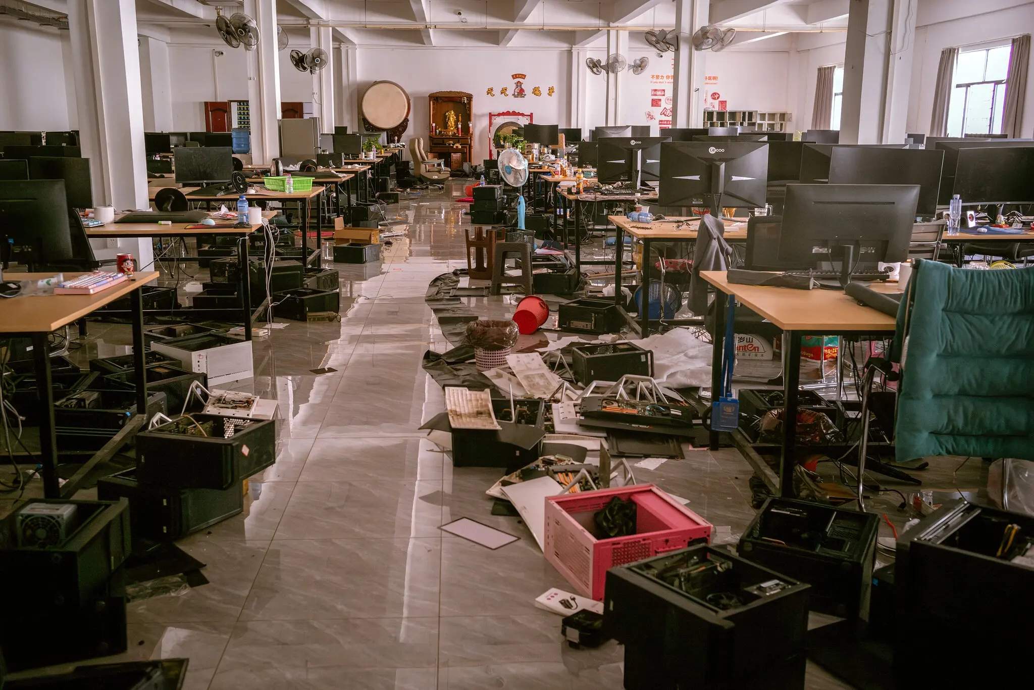 Parque Shunda, oficina de ciberestafes / The New York Times