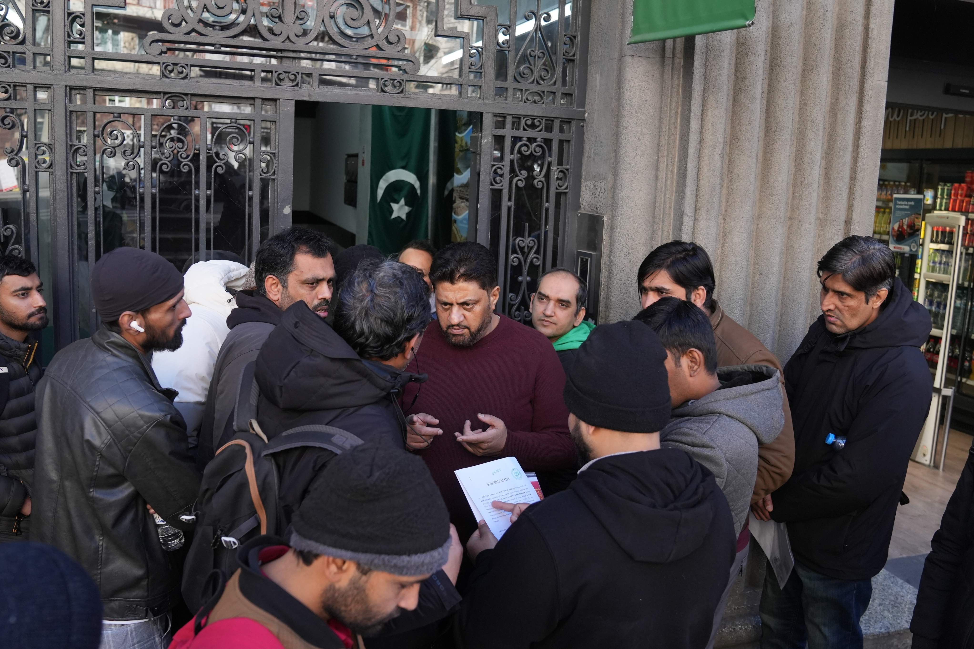 EuropaPress 7256239 largas colas acogerse nuevo proceso regularizacion migrantes consulado