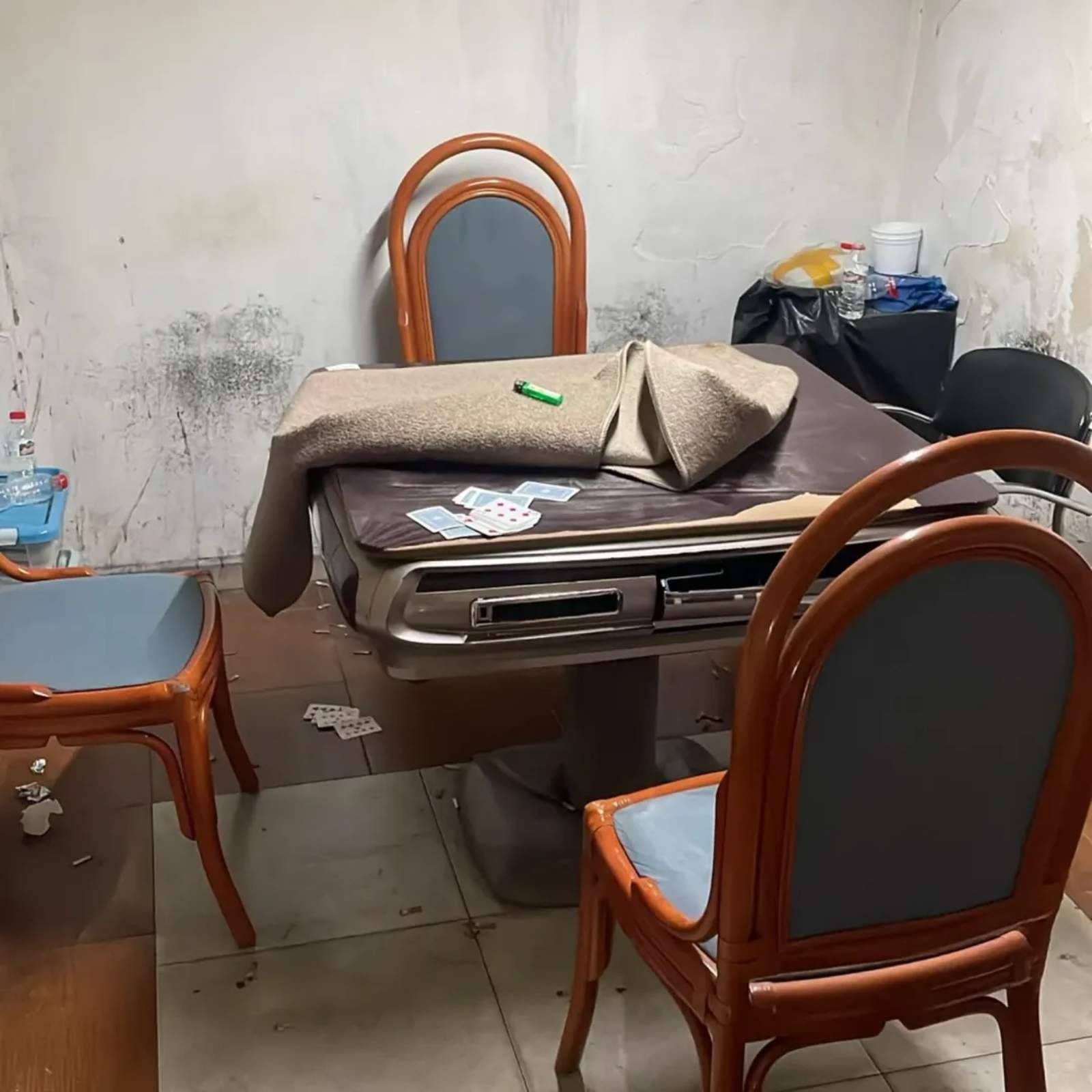 Taula preparada per jugar   Policia Local de Santa Coloma de Gramenet