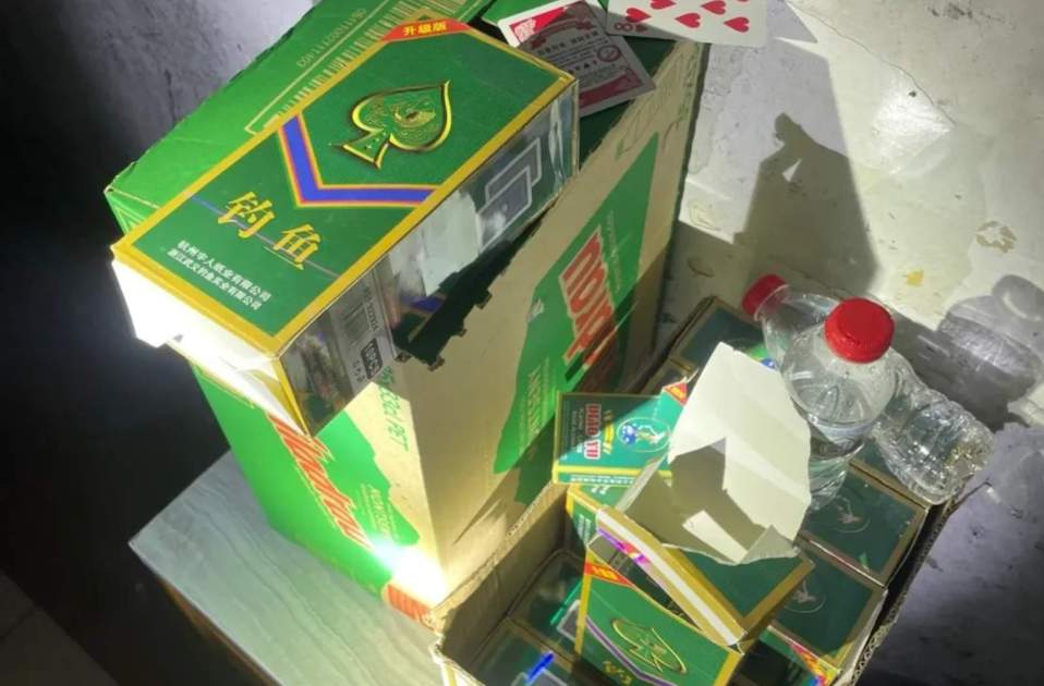 Cartes per jugar a pòquer / Policia Local de Santa Coloma de Gramenet