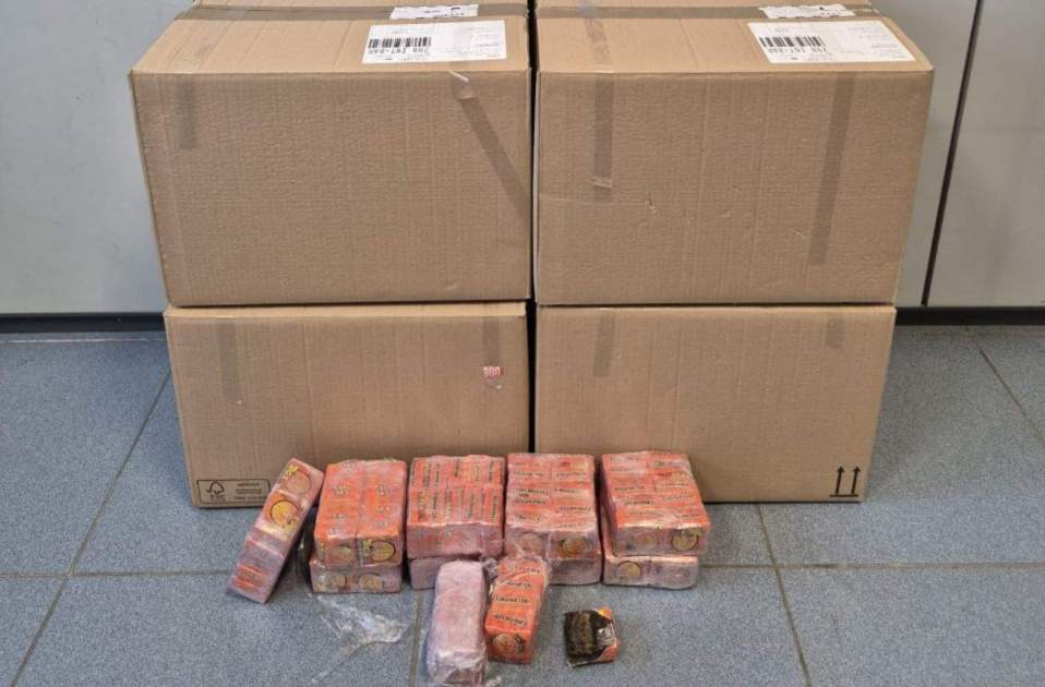 Paquets que volien enviar a Grècia / Mossos