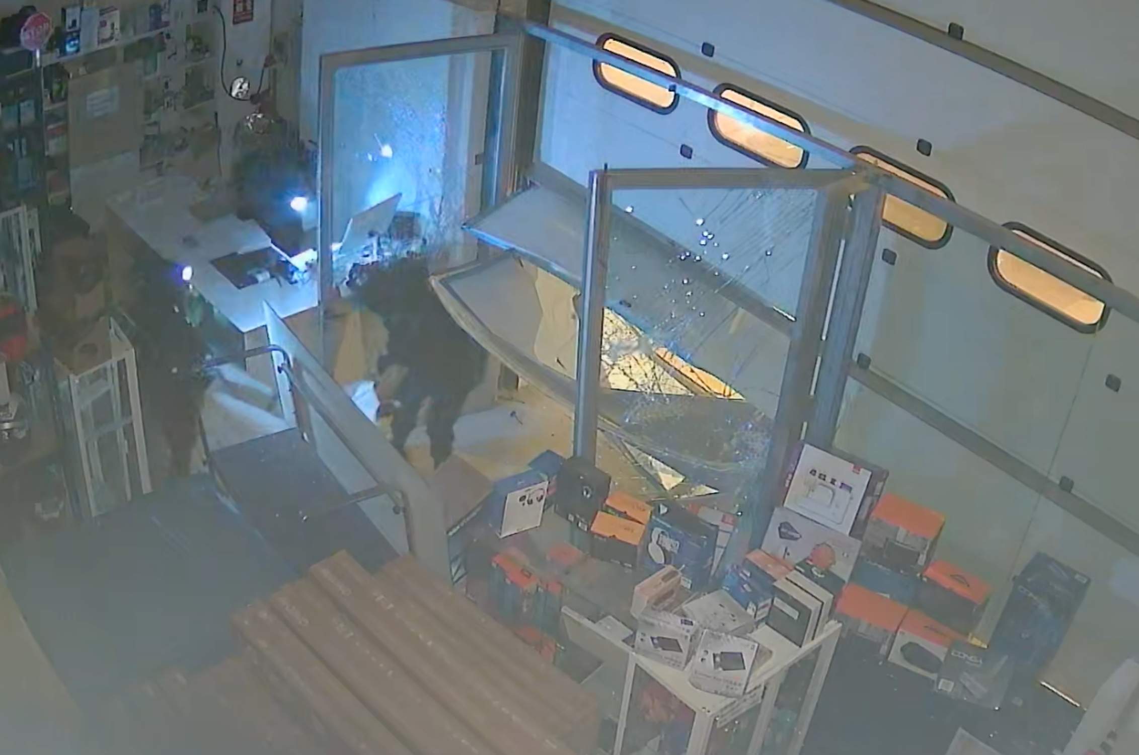 Assalt llampec a Badalona: encasten un cotxe i en dos minuts buiden una botiga en un polígon "fora de control"