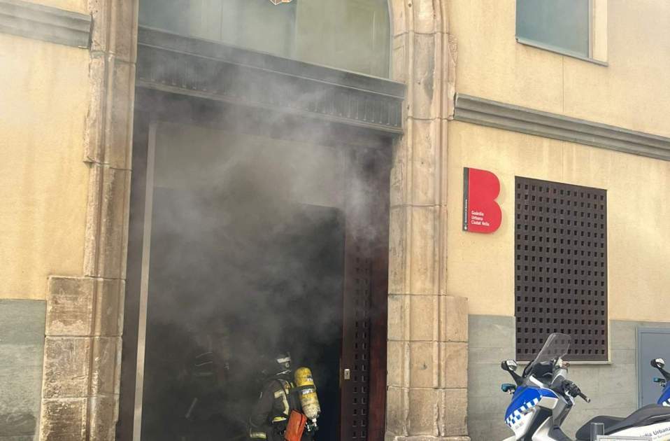 Bombers apagant el foc   Cedida