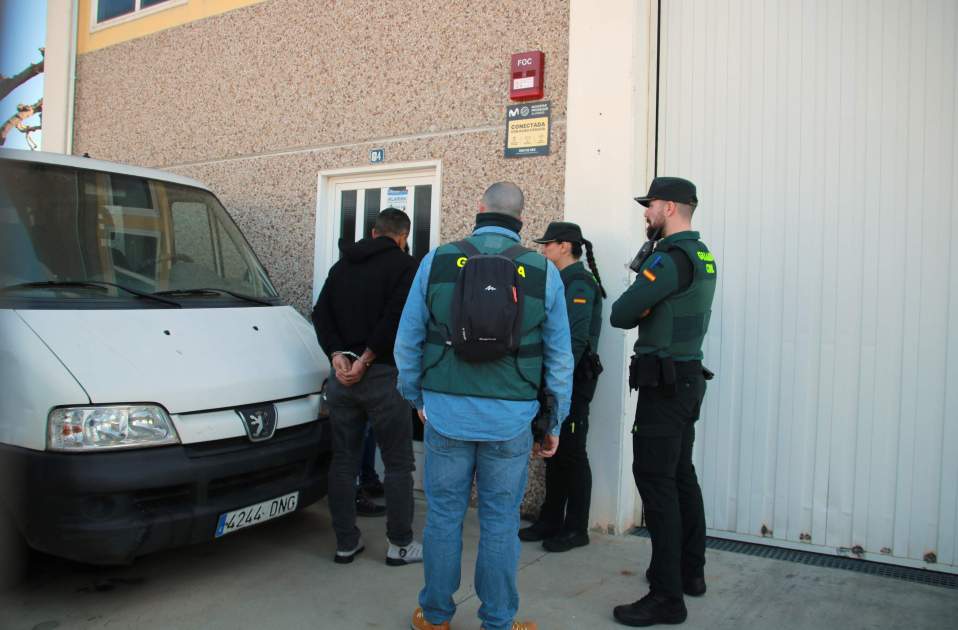 Entrada de la Guàrdia Civil amb el detingut dins la nau   ACN   Mar Rovira