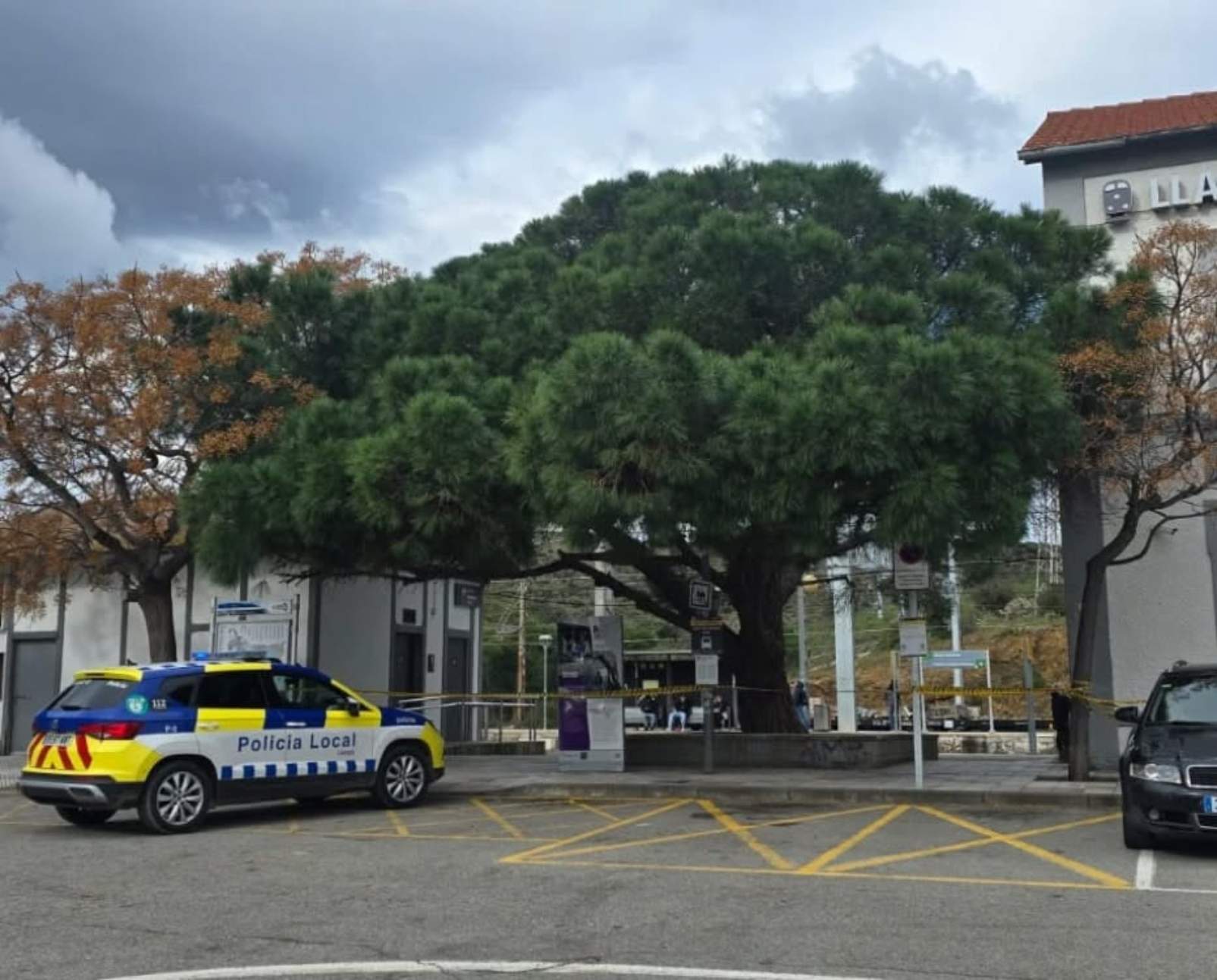 policia local llança a l'estació de tren