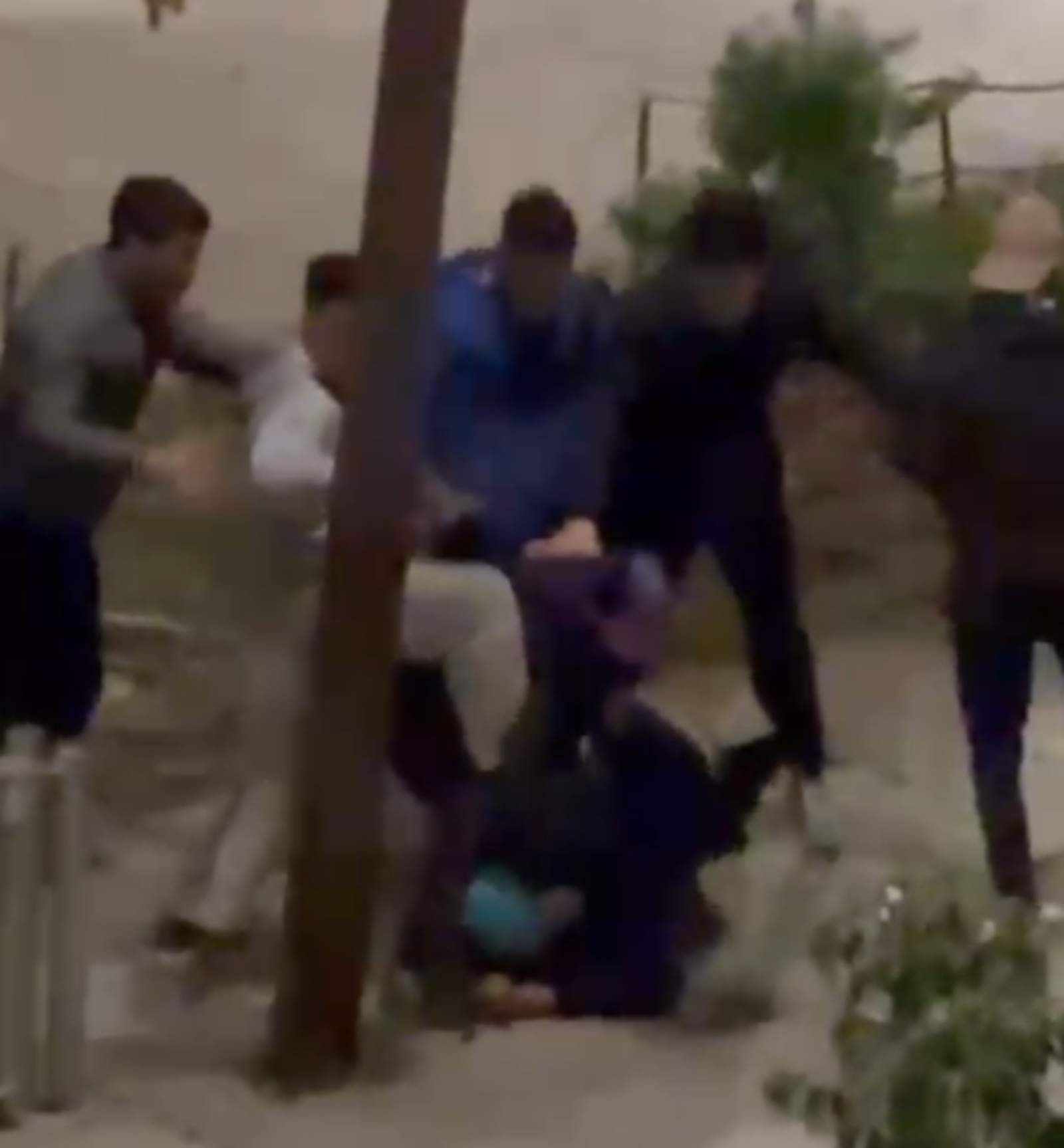 Brutal ataque en grupo a un hombre armado con un cuchillo en Barcelona: los Mossos investigan qué esconde