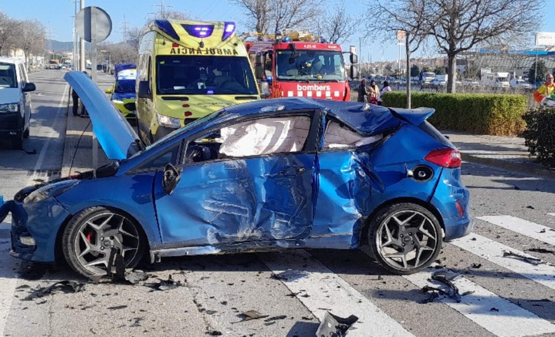 Imatge d'un dels cotxes implicats en l'accident a Terrassa  Bombers (2)