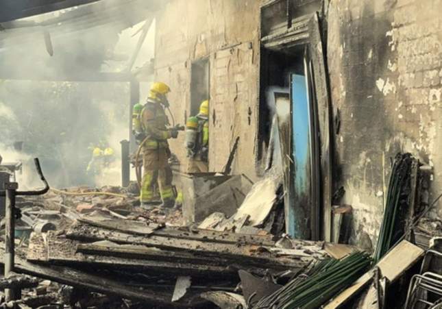Imagen de los Bomberos en el chalet / Ayuntamiento de Blanes Imagen de los Bomberos en el chalet / Ayuntamiento de Blanes