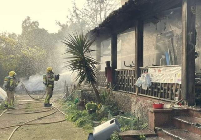 Los Bomberos combatiendo el incendio / Ayuntamiento de Blanes Los Bomberos combatiendo el incendio / Ayuntamiento de Blanes