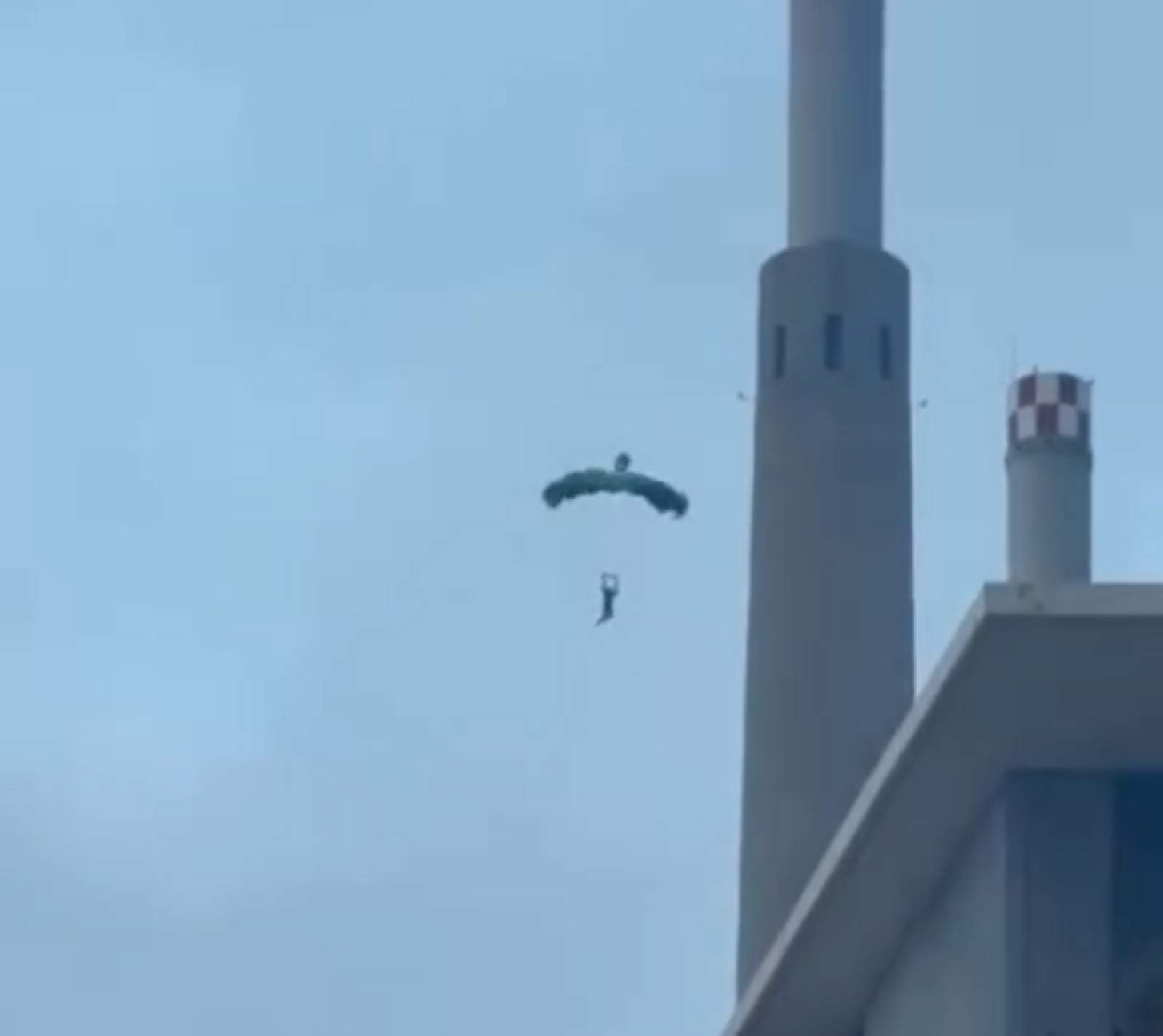 El peligroso pasatiempo de un joven: lanzarse al vacío con paracaídas desde las Tres Xemeneies del Besòs