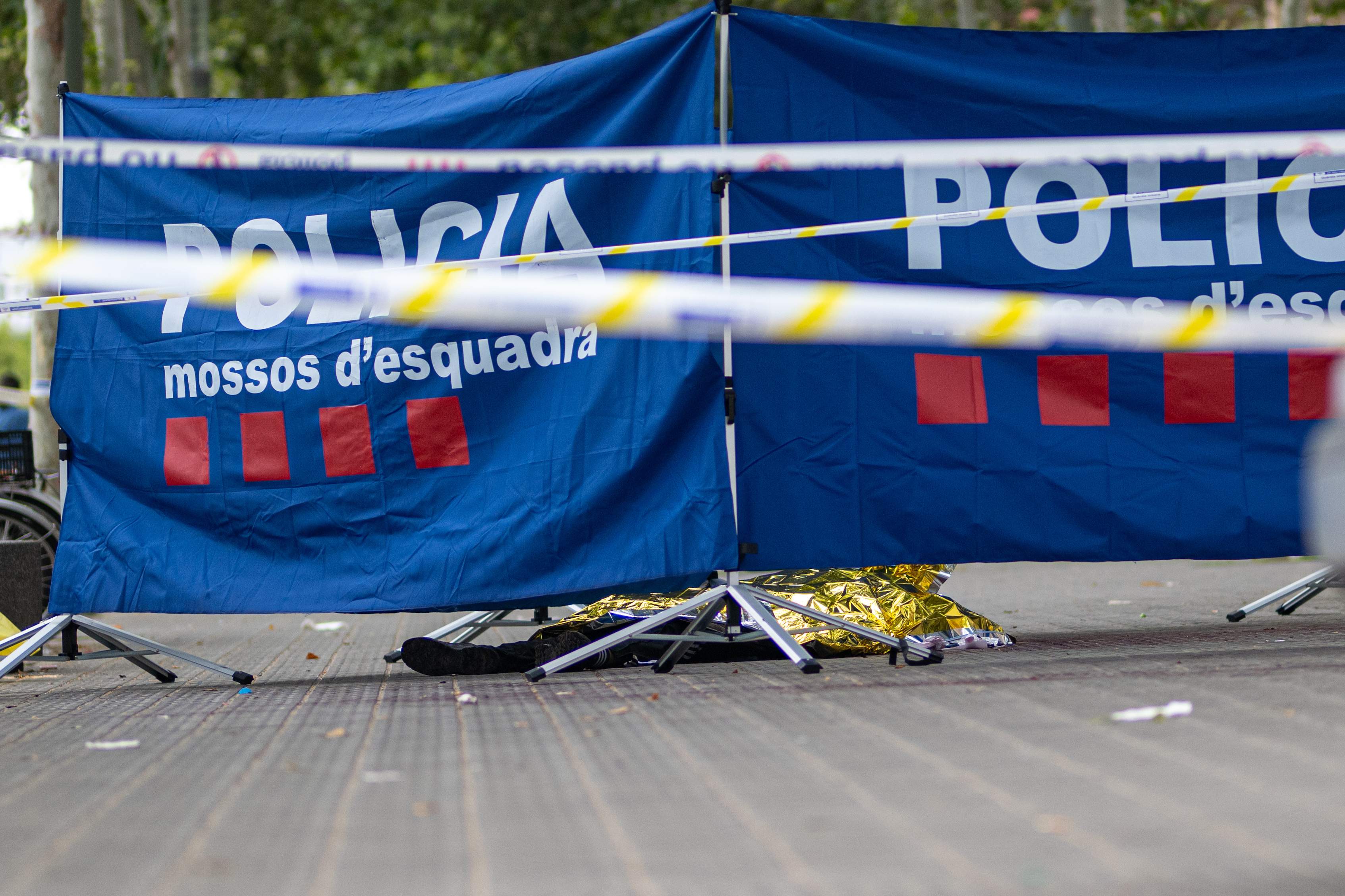 EuropaPress 6049675 cadaver joven fallecido dentro carpa mossos desquadra paseo joan borbo 24