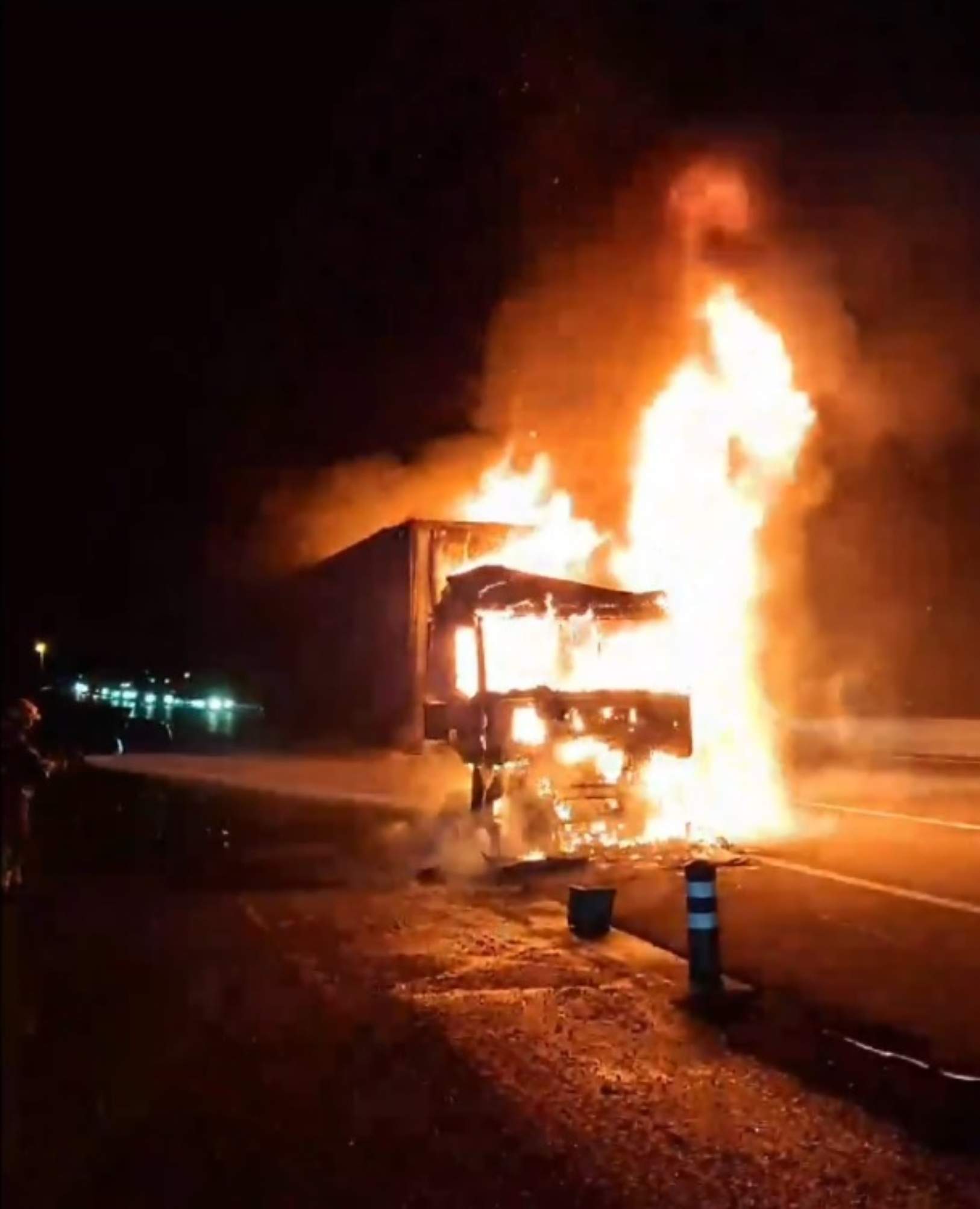 L'incendi d'un camió carregat d'alls a l'altura del Vendrell bloqueja completament l'AP-7 en sentit Barcelona
