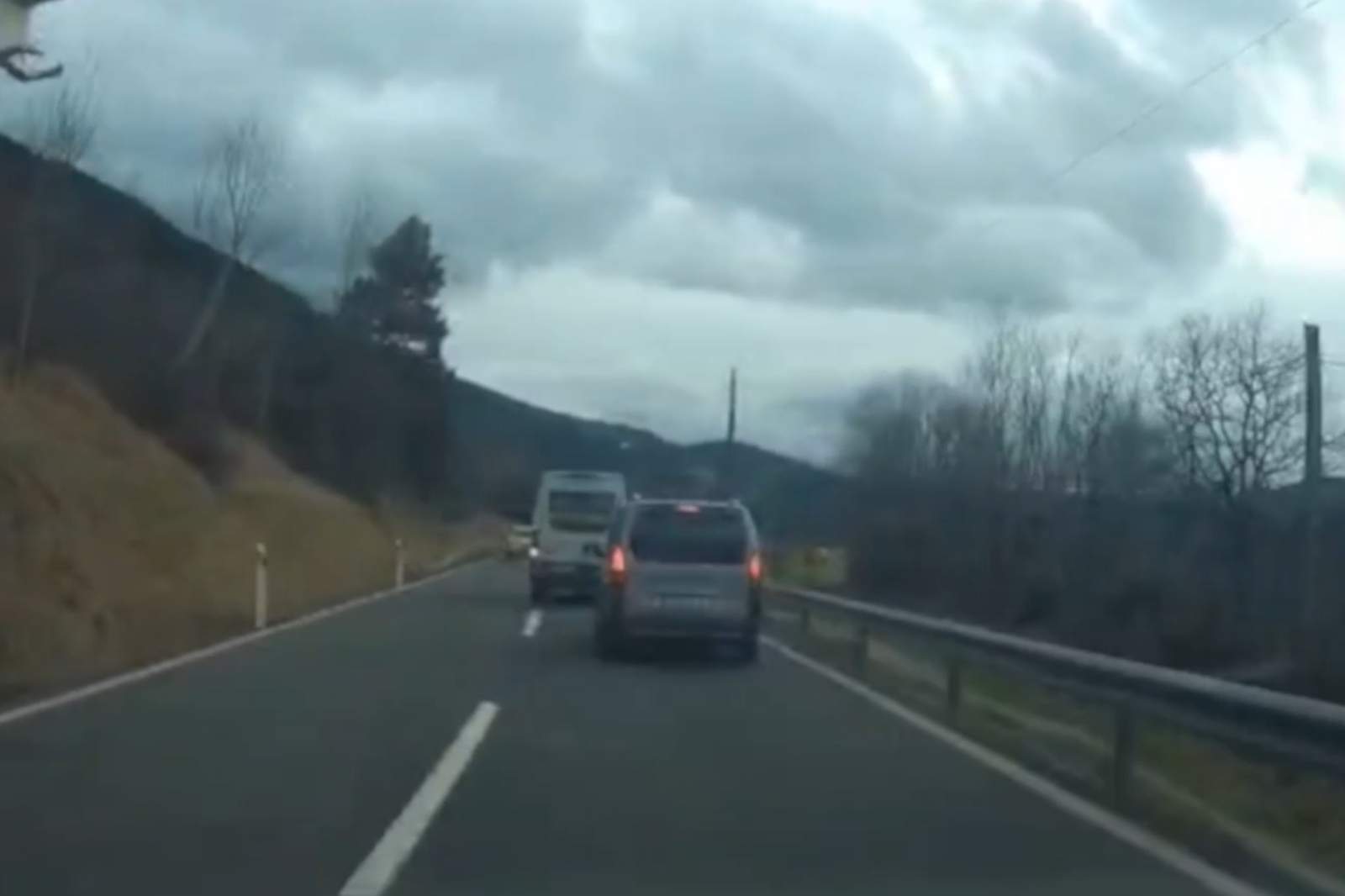 Un vecino de Lleida hace un adelantamiento ilegal en la N-230 y no provoca un accidente de milagro