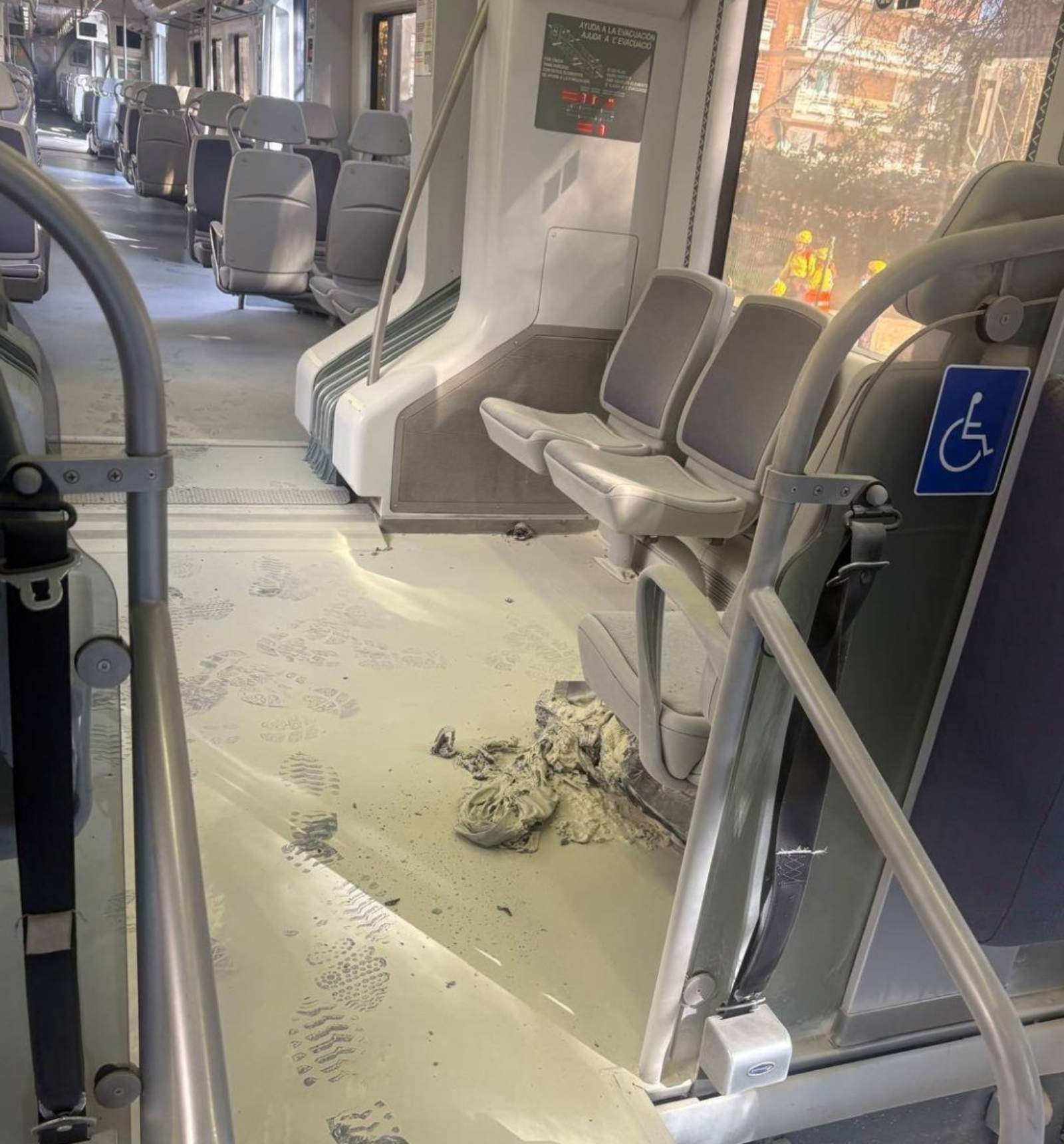 Se incendia una batería externa en un tren de Rodalies en Castelldefels: decenas de evacuados por el humo