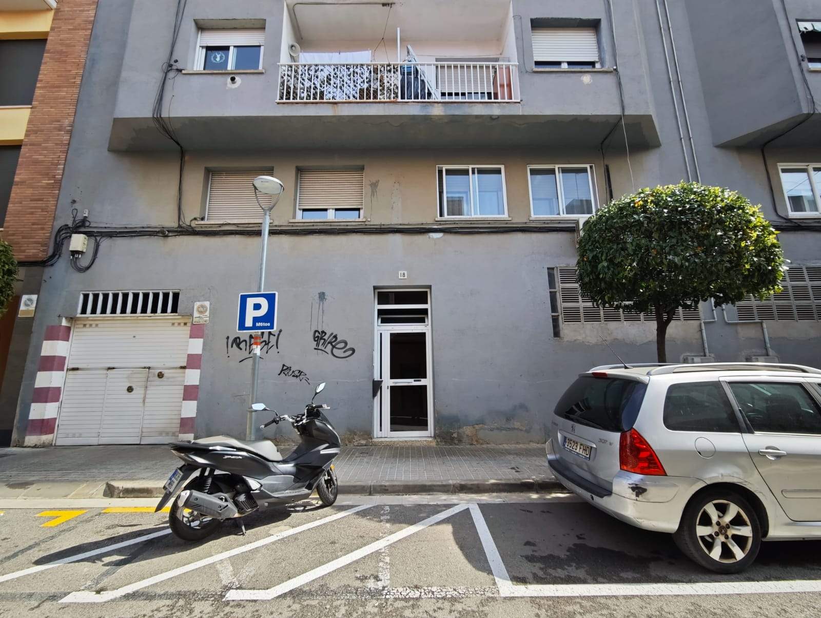 Detenido un hombre por intentar matar a su mujer lanzándola desde un cuarto piso en Polinyà: herida muy grave