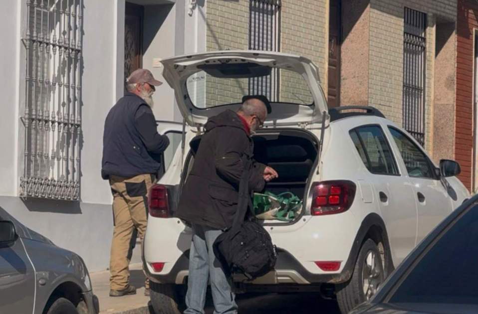 Los investigados saliendo de su casa con mochilas / EFE / Vicente Roso 