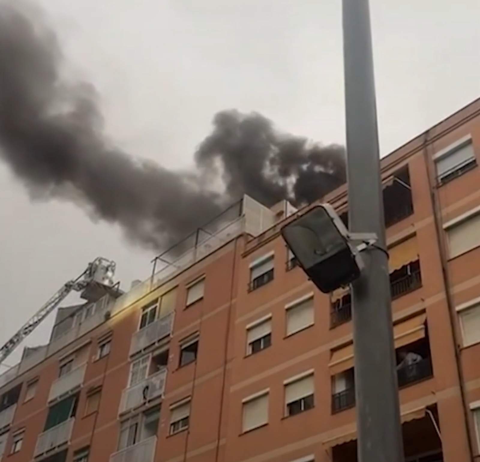Greu ensurt a l'Hospitalet per l'incendi d'un bar que ha deixat un ferit i una gran columna de fum negre