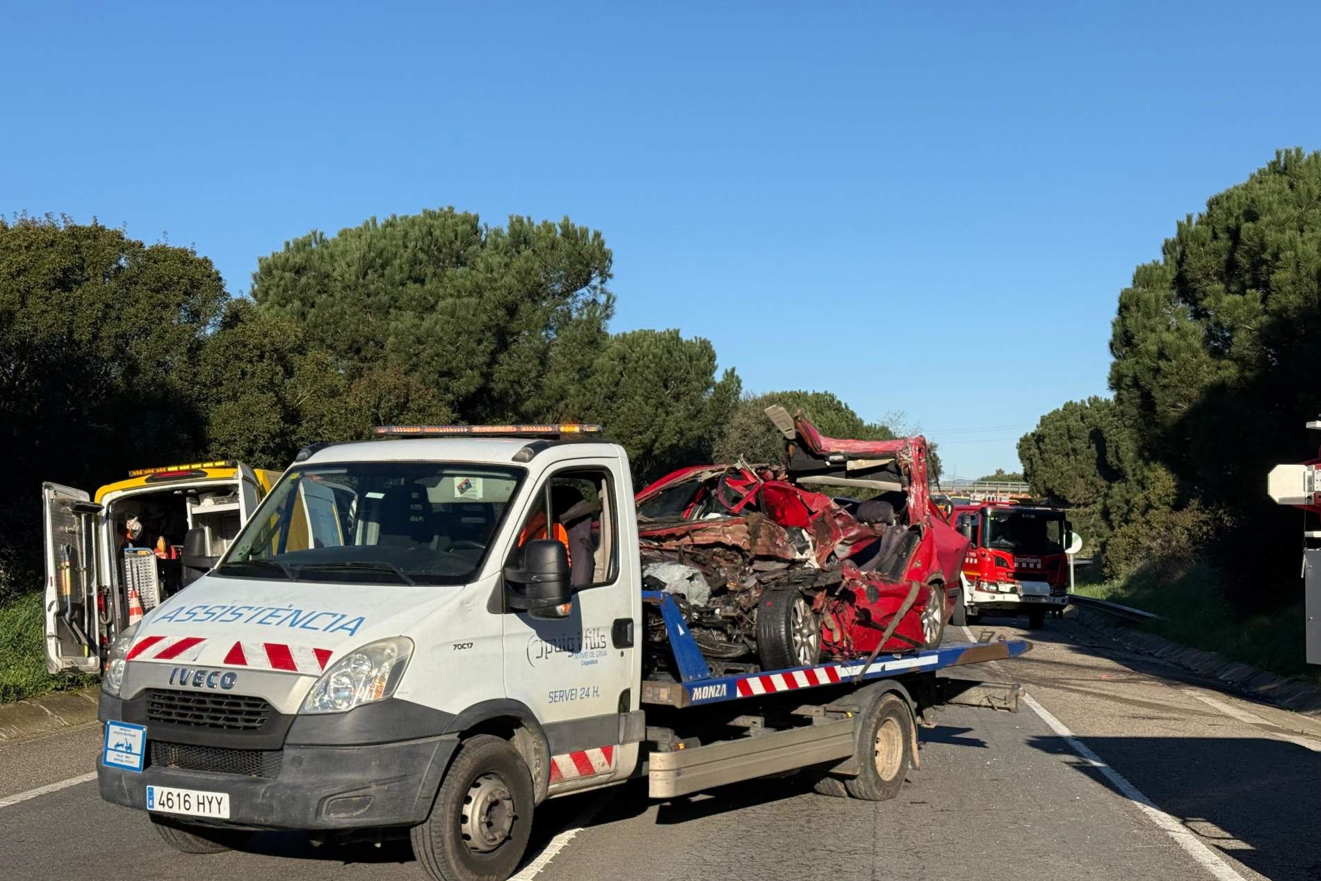 Un muerto y tres heridos al chocar un coche con un camión de los Bombers en la C-65, en Cassà de la Selva