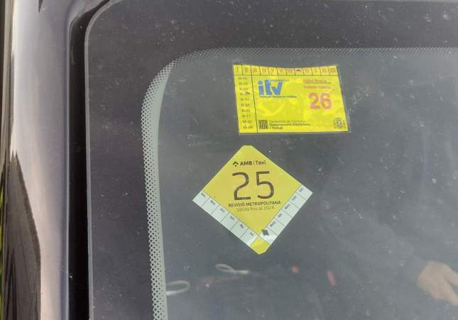 Imagen del adhesivo de la ITV / Guardia Urbana de Barcelona