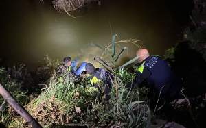Policies ajudant lladre caigut a la riera / Policia Local de Vilafranca del Penedès