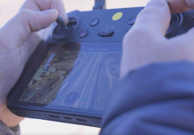 Un agente pilotando un dron