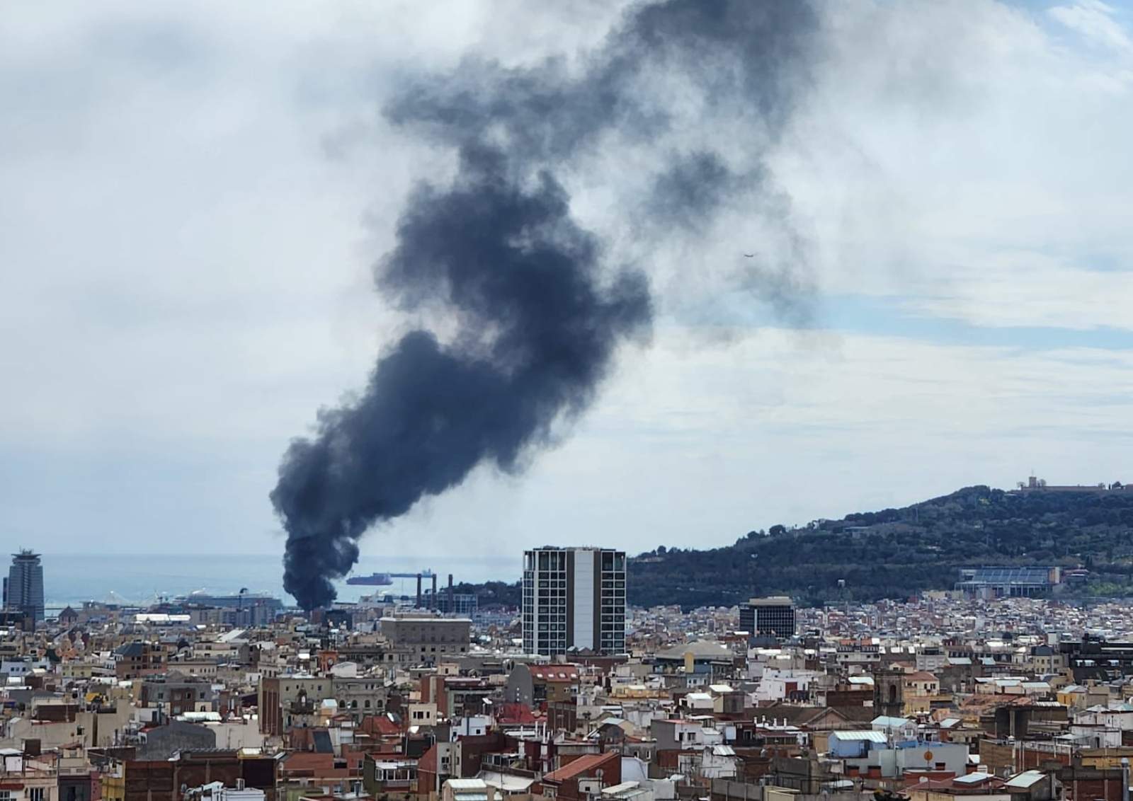 Un incendi al port de Barcelona provoca una gran columna de fum negre visible des de tota la ciutat