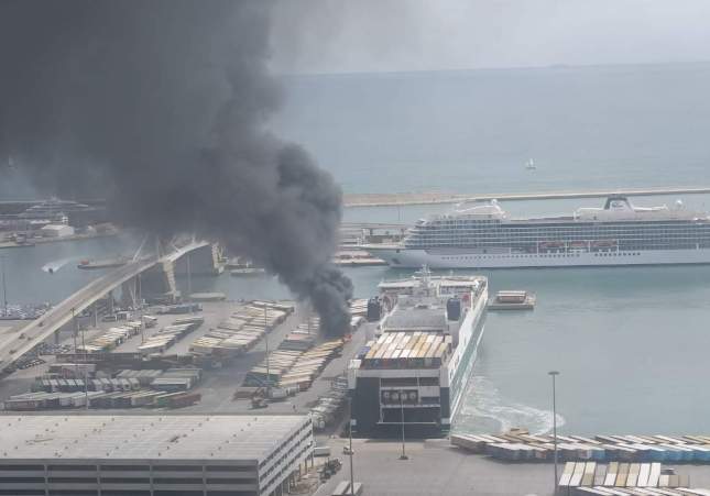 Incendi al port de Barcelona / Cedida