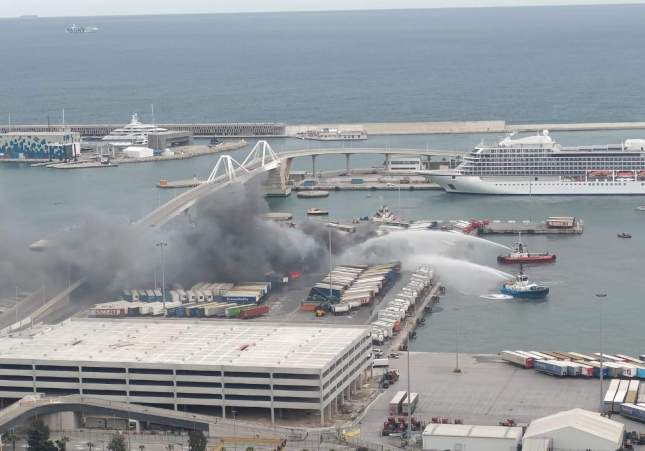 Barques apagant les flames / Cedida