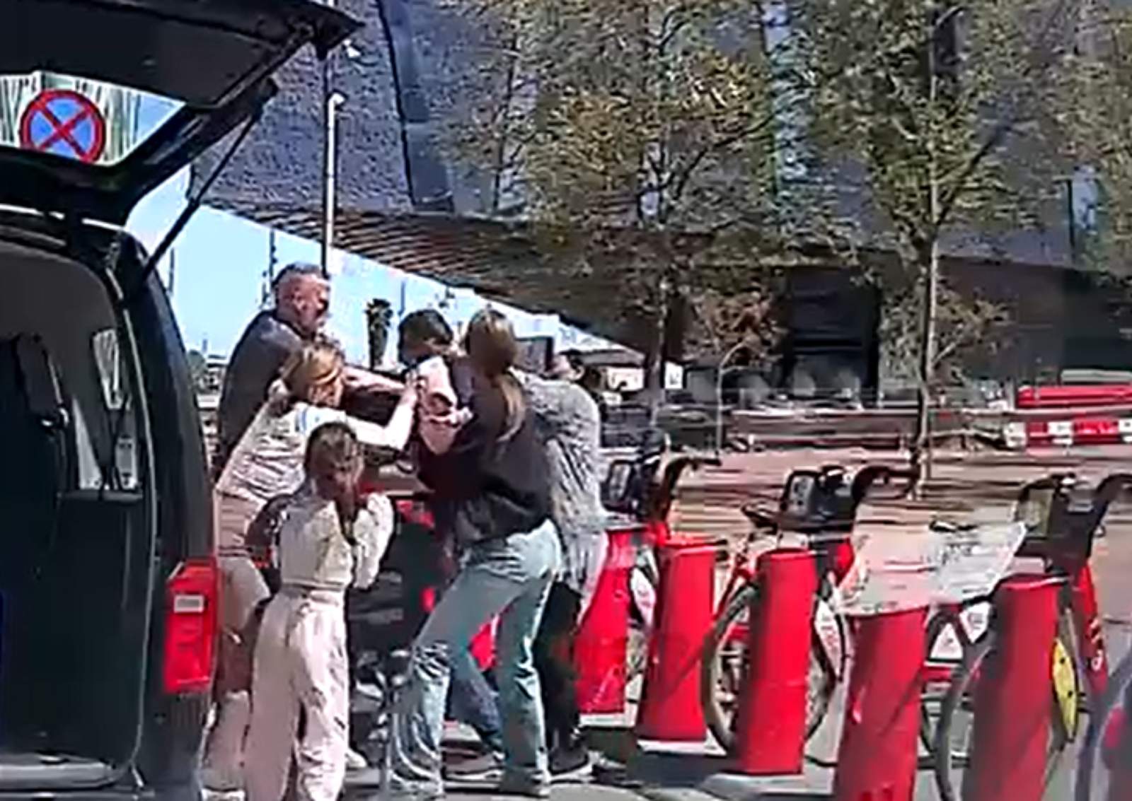 Ladrones a la caza de turistas en Barcelona: asaltan violentamente a una familia con niños al subir al taxi