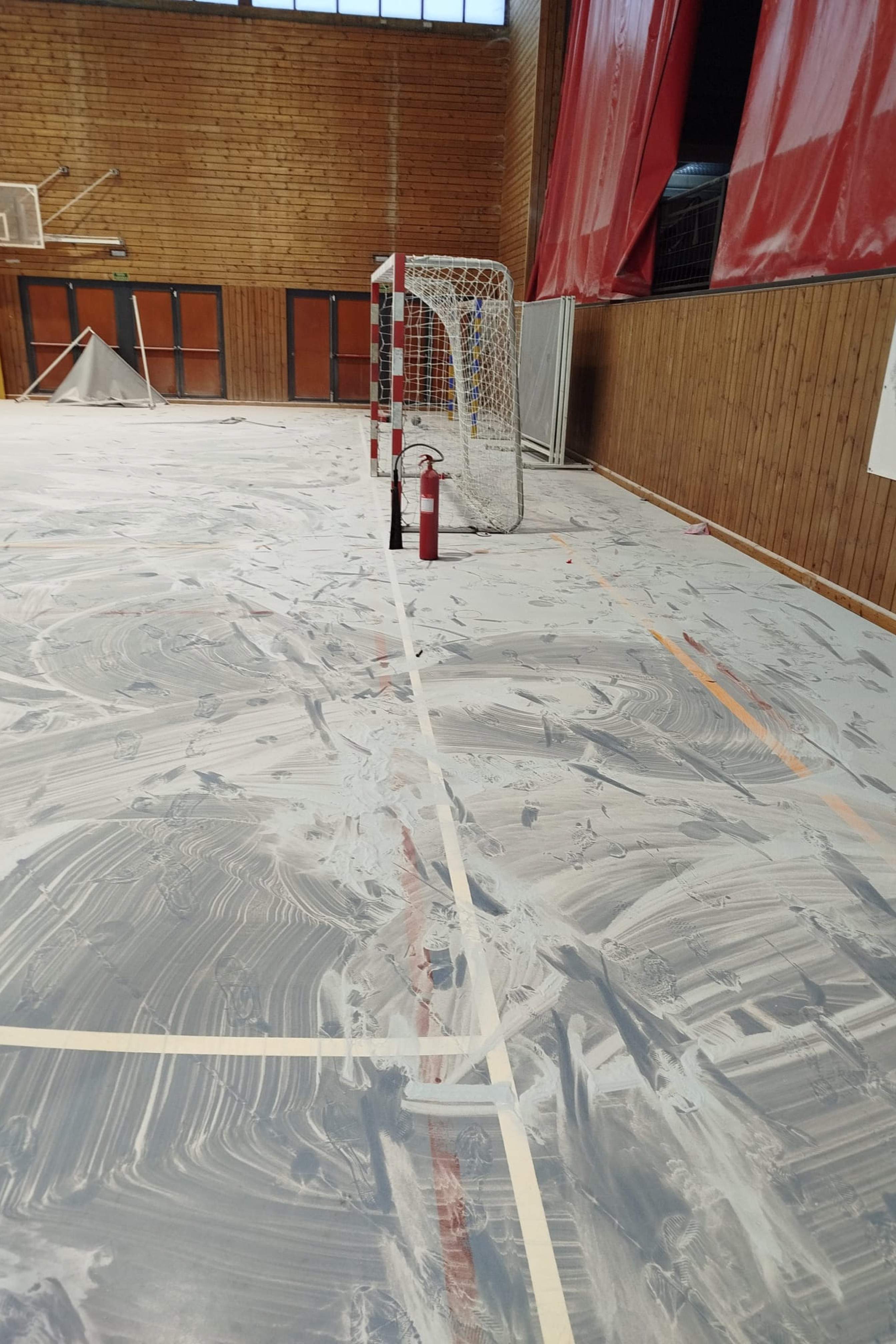 La pista del pavelló coberta de pols de l'extintor / ACN