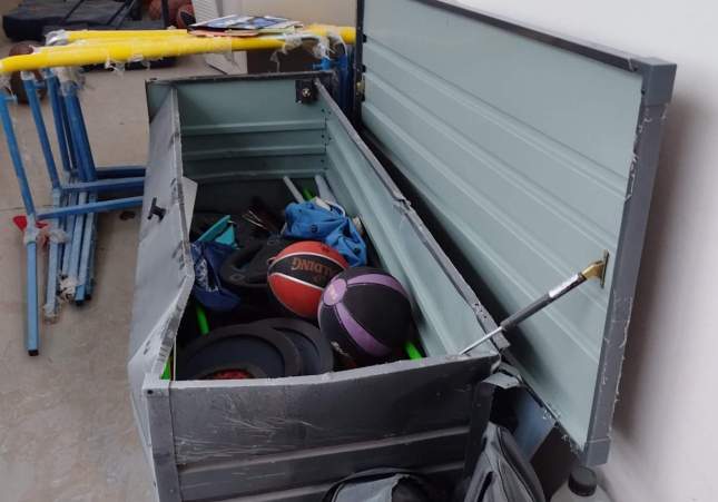 Caja con material deportivo afectada por los actos vandálicos / ACN