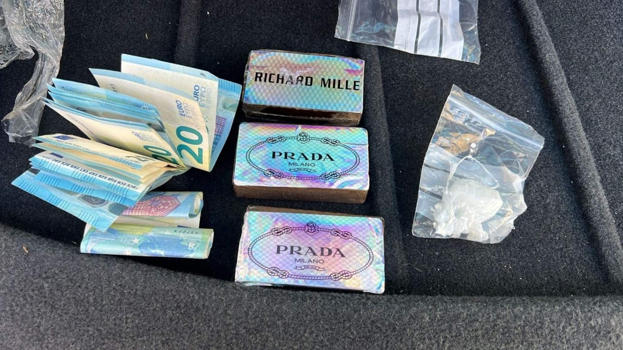 Imatge dels diners i la droga trobats  Mossos d'Esqudra