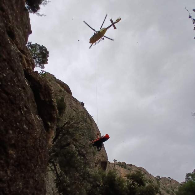 Extracció d'un dels excursionistes a Montserrat / Bombers