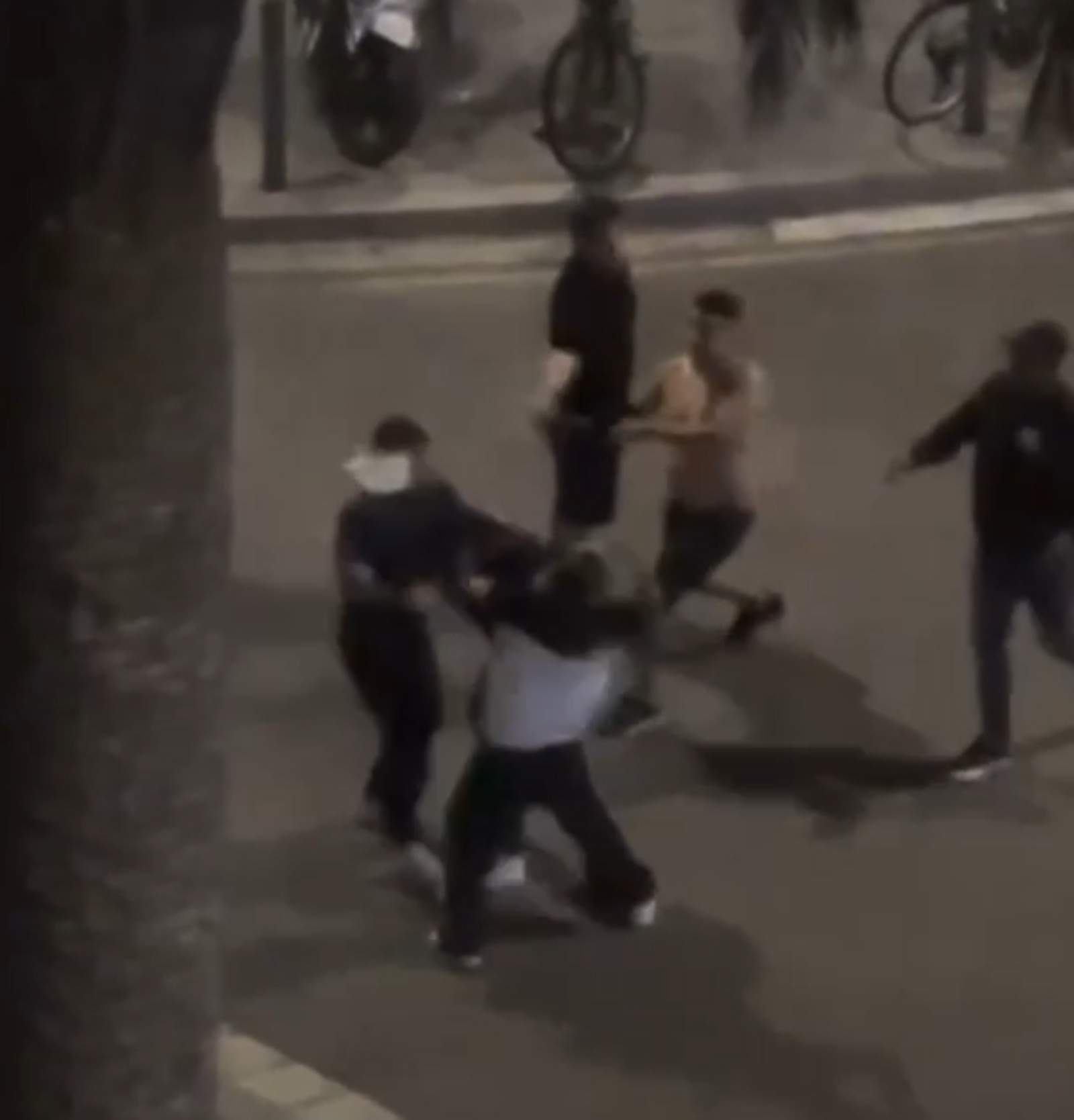 Un joven agredido con una botella de vidrio y cuatro detenidos en una nueva pelea de madrugada en L'Hospitalet