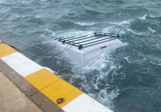 La furgoneta enfonsant se al Port de la Selva / @AVPCPORTSELVA La furgoneta enfonsant se al Port de la Selva / @AVPCPORTSELVA