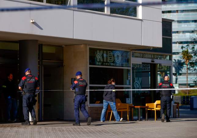 Agentes de los Mossos trabajando en el lugar de los hechos / EFE
