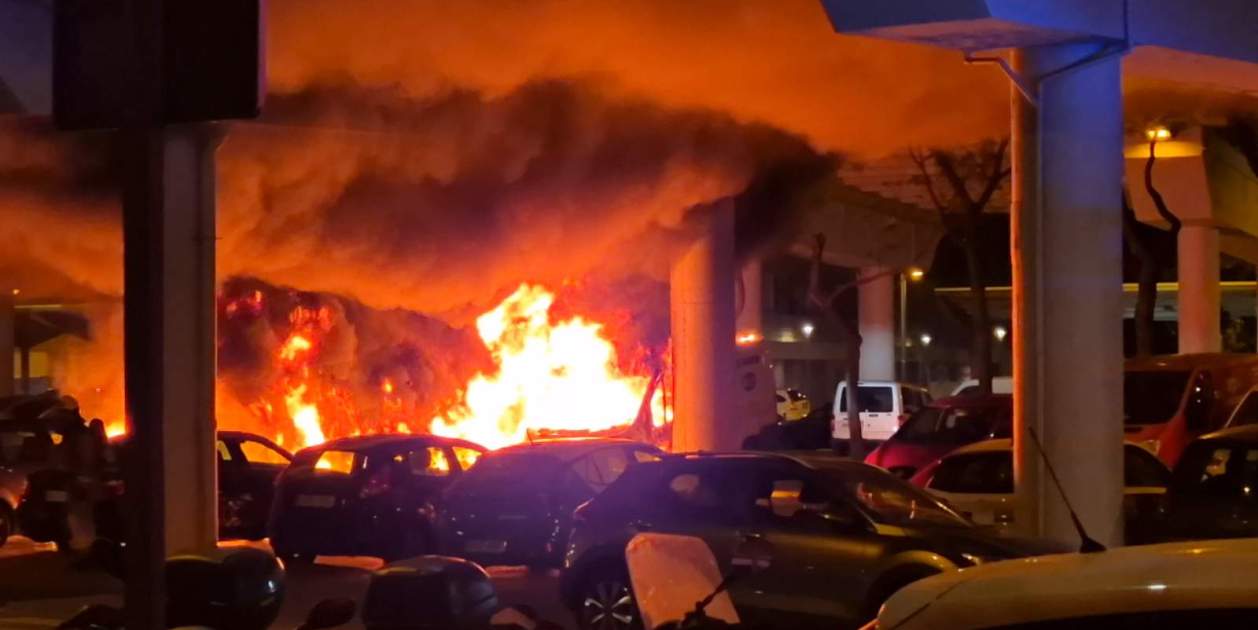 Fire damage to seven vehicles under the C-31 bridge in Sant Adrià de Besòs