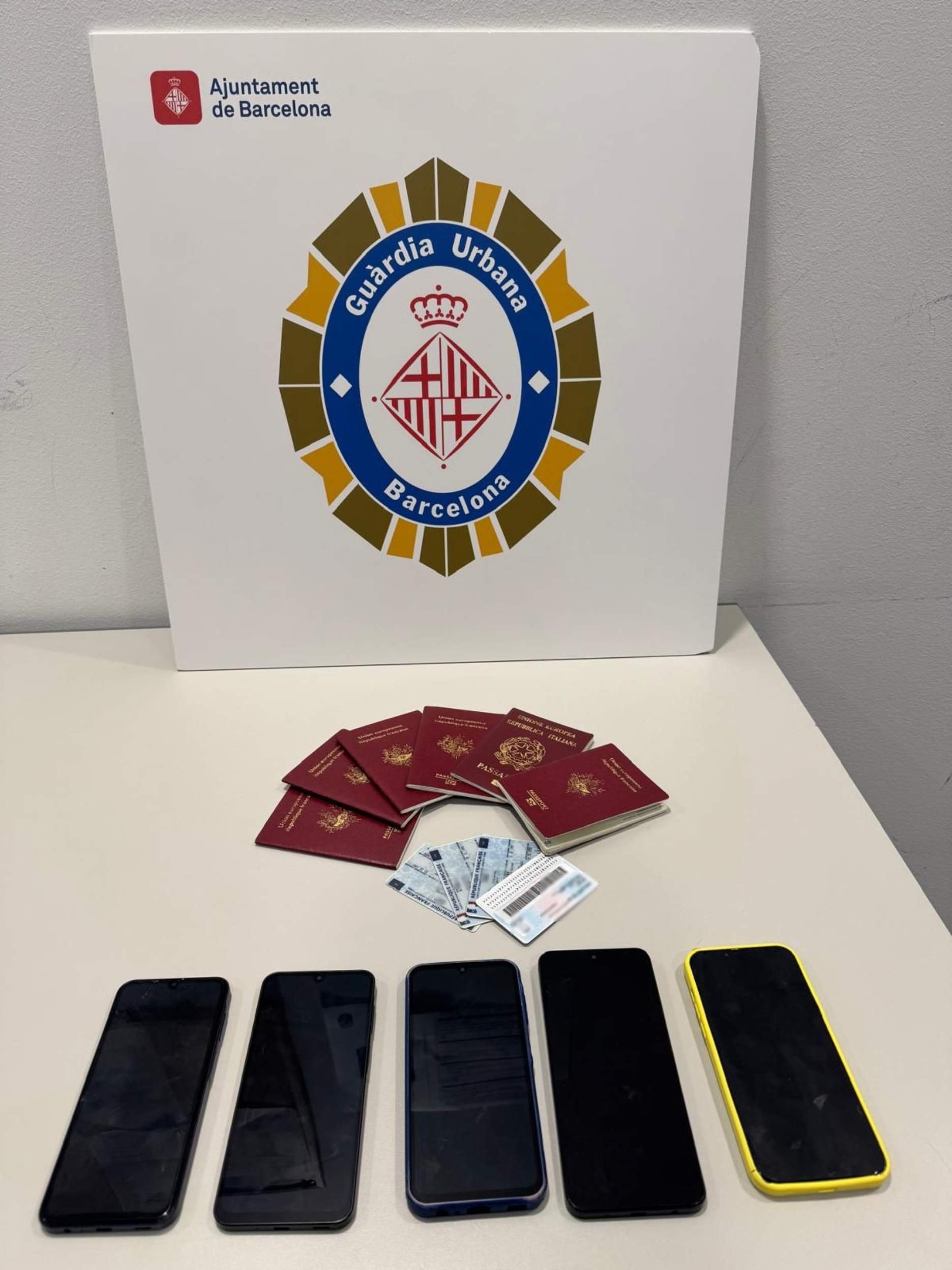 Passaports carnets mòbils / guardia urbana Barcelona
