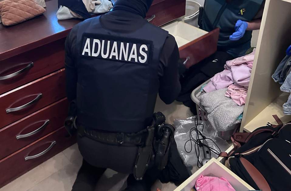 Los agentes durante el registro / Guardia Civil 