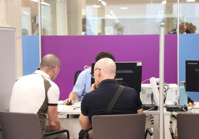 Dos contribuents fent la declaració de la renda a l'Agència Tributària de Catalunya (ATC). Foto Maria Asmarat / ACN