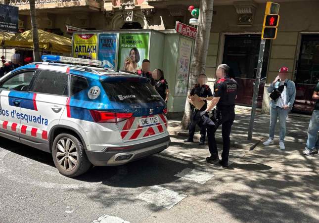 pixelada mossos carrer diputacio