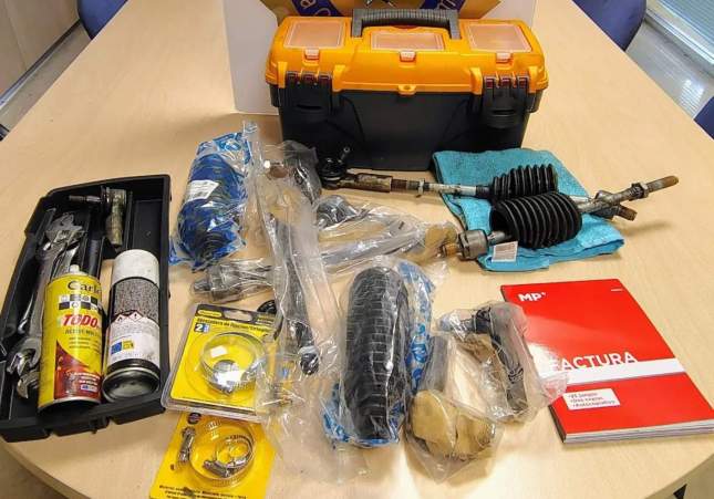 Material requisado a los falsos mecánicos / Policía Local Santa Coloma de Gramenet